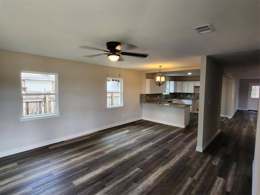 Dallas, TX 75211,810 N Jester Avenue