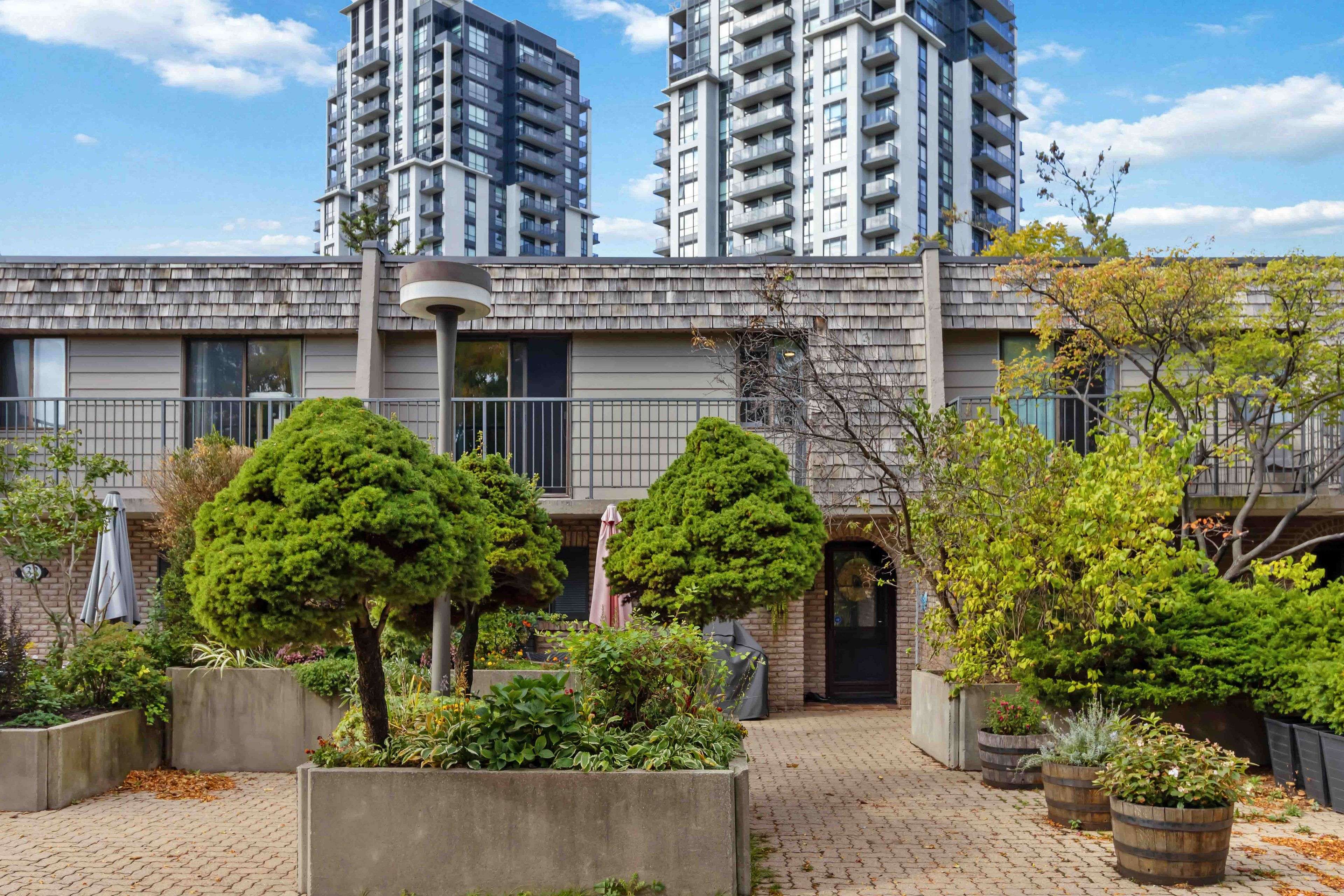 Mississauga, ON L5A 3T1,1330 Mississauga Valley BLVD #34