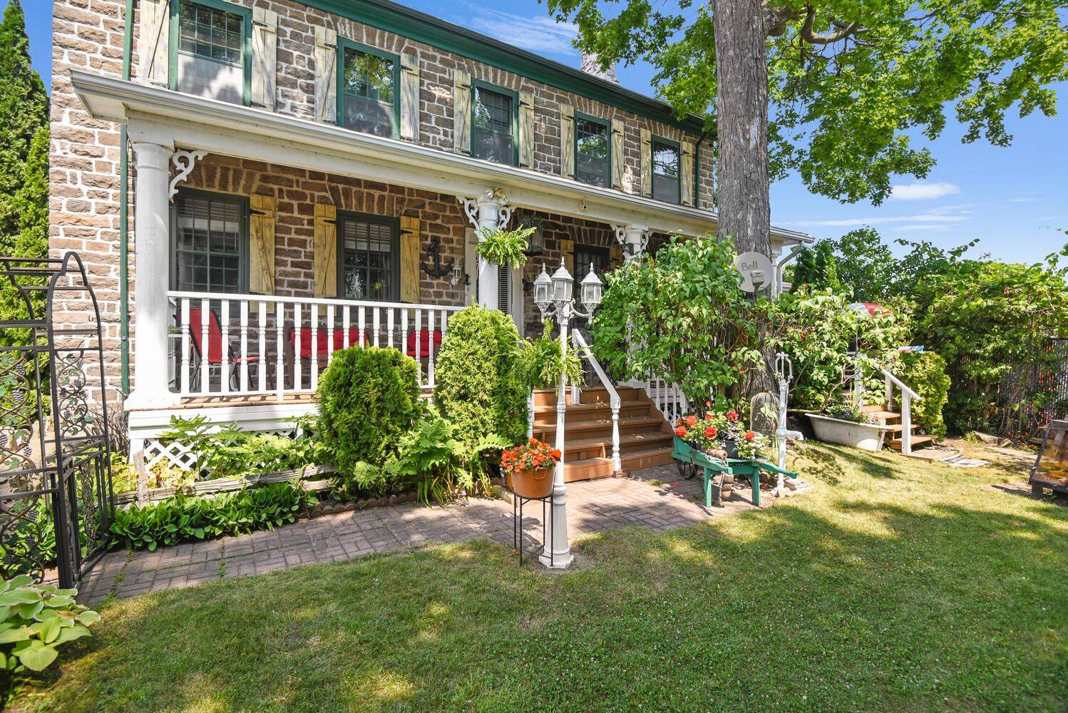 Prescott, ON K0E 1T0,495 King ST W