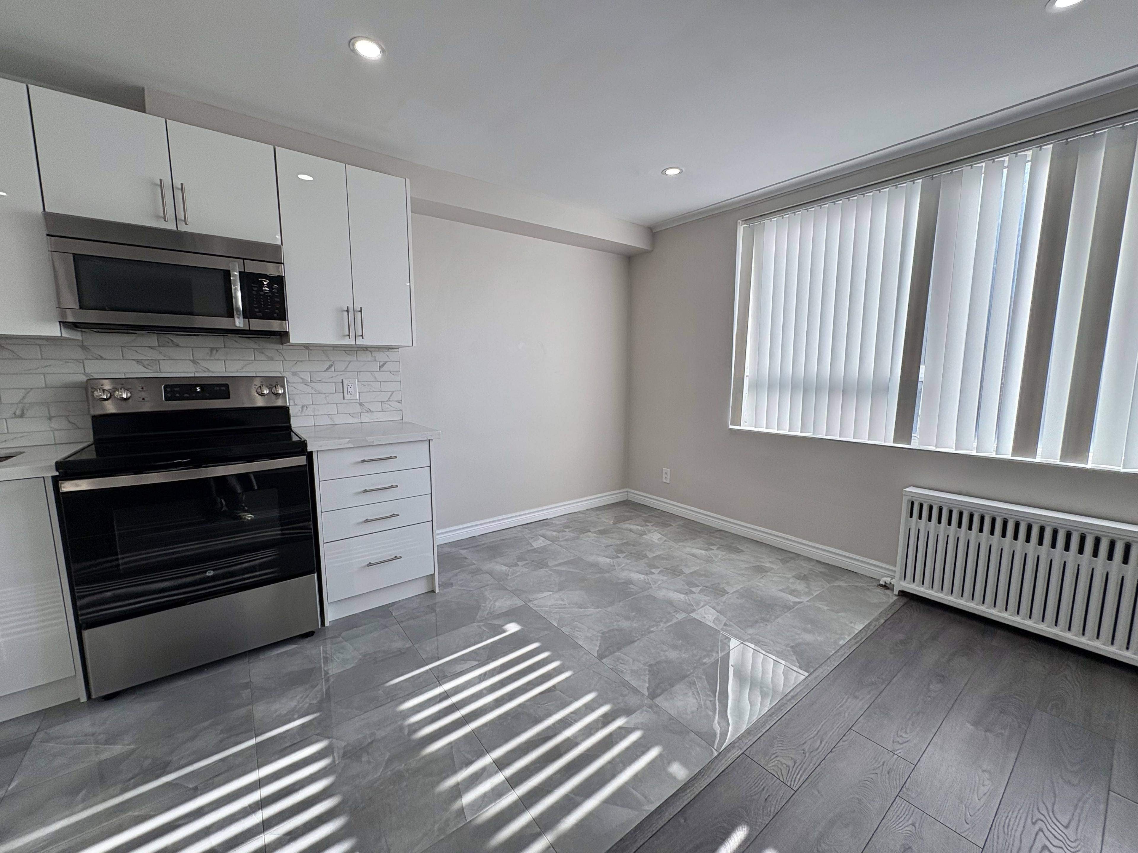 Toronto C03, ON M6C 2M3,180 Vaughan RD #305