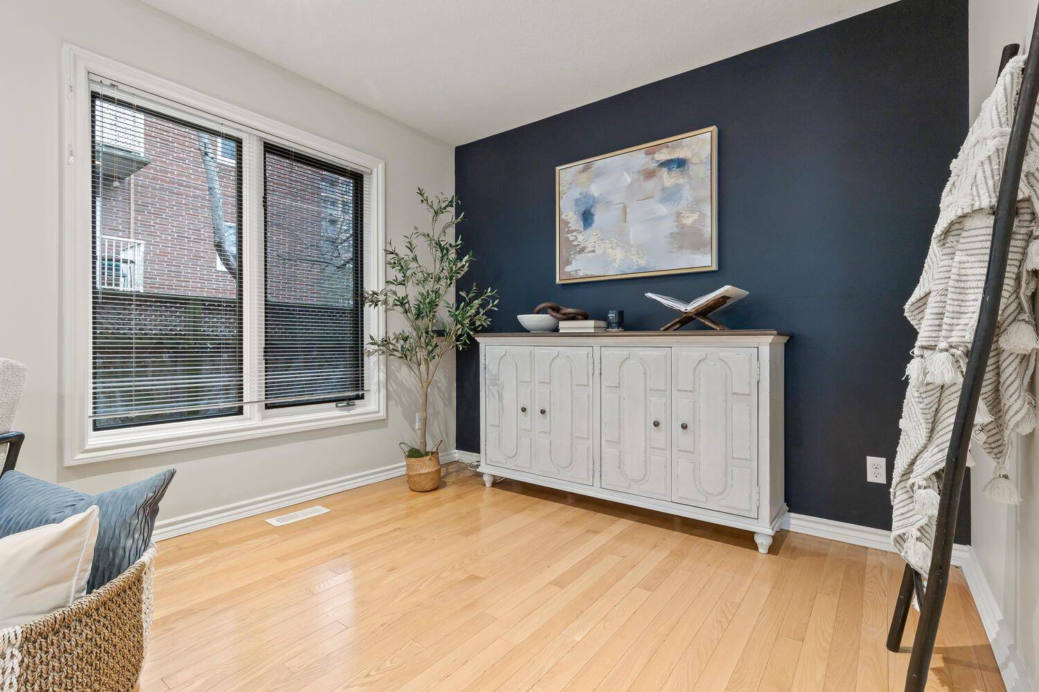 London East, ON N6A 1M1,152 Albert ST #10