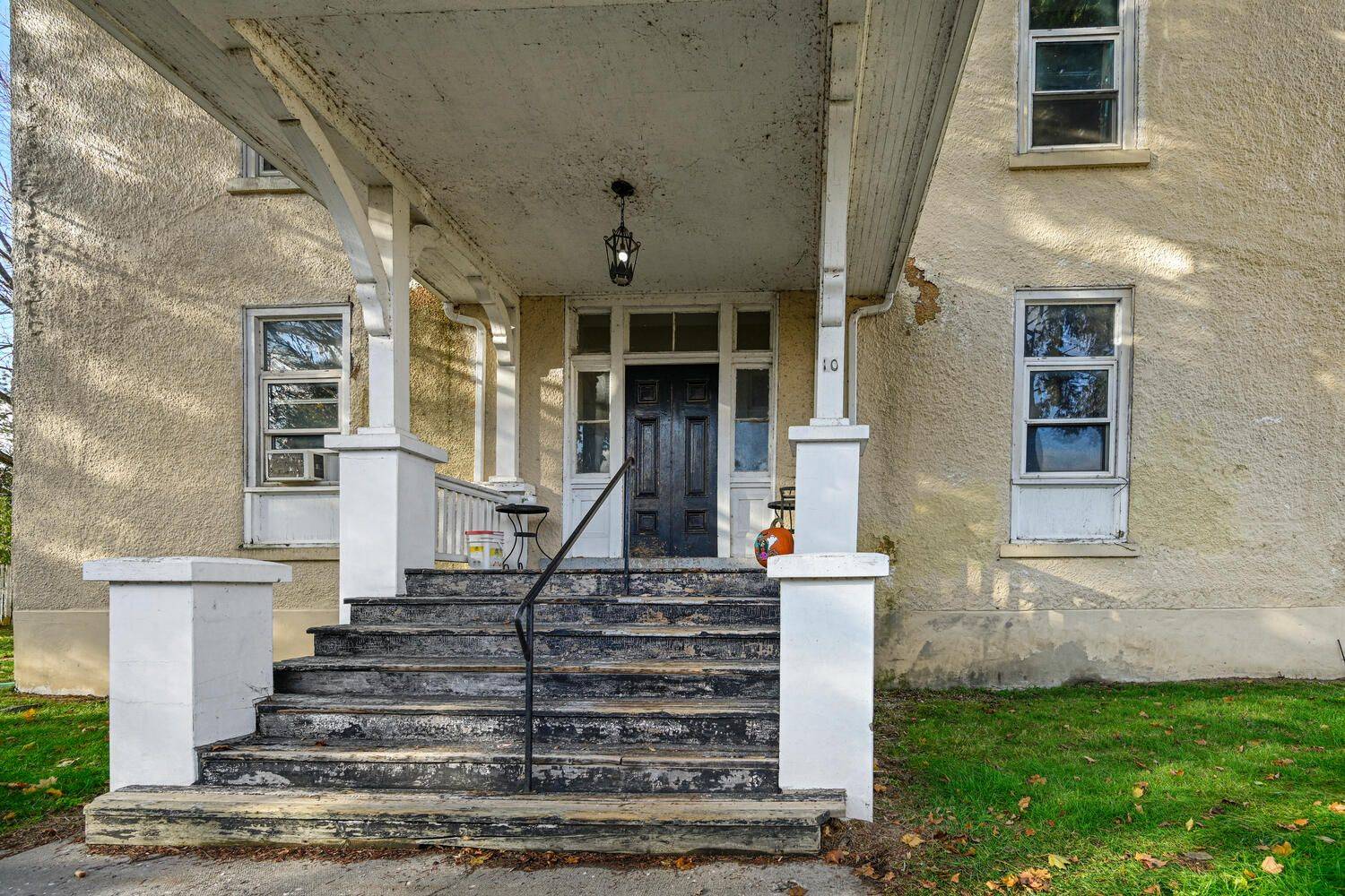 Brockville, ON K6V 3A4,10 Belvedere PL