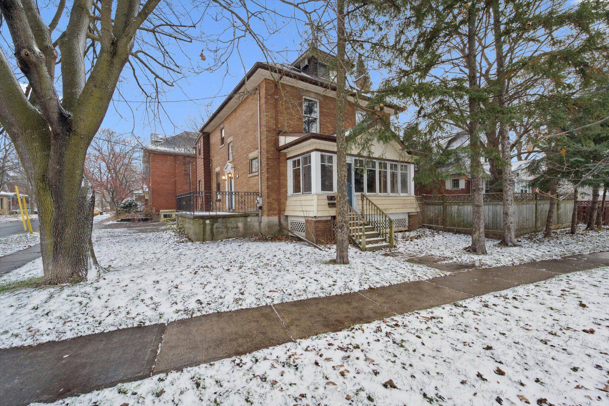 Guelph, ON N1H 2P7,240 Paisley ST
