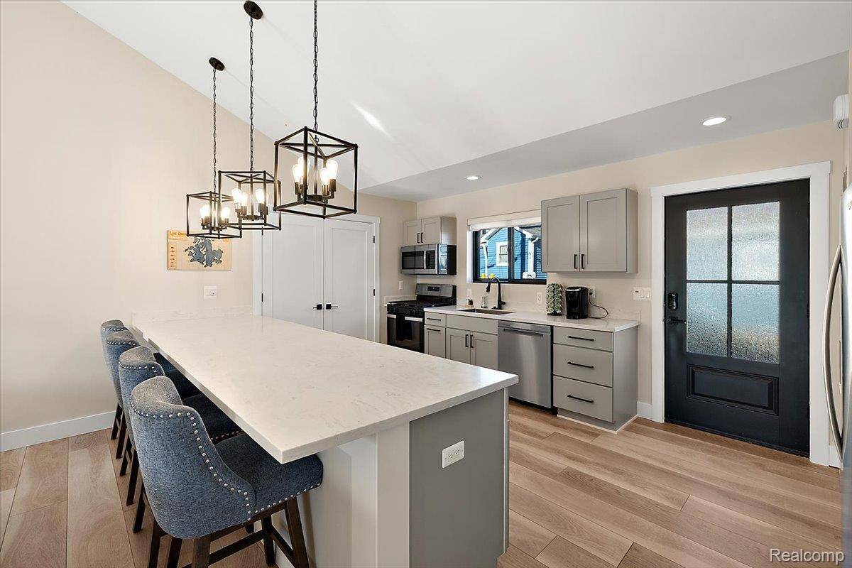 Lake Orion, MI 48362,223 Lookout LN