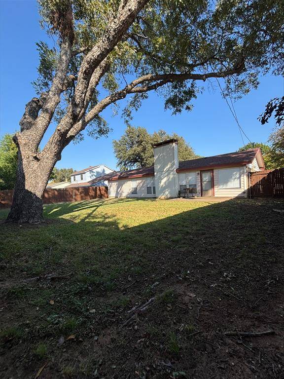 702 Matthews Court, Arlington, TX 76012