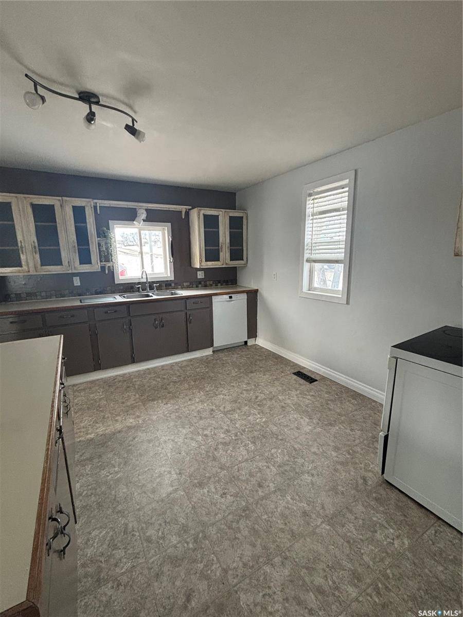 Assiniboia, SK S0H 0B0,331 3rd AVENUE W