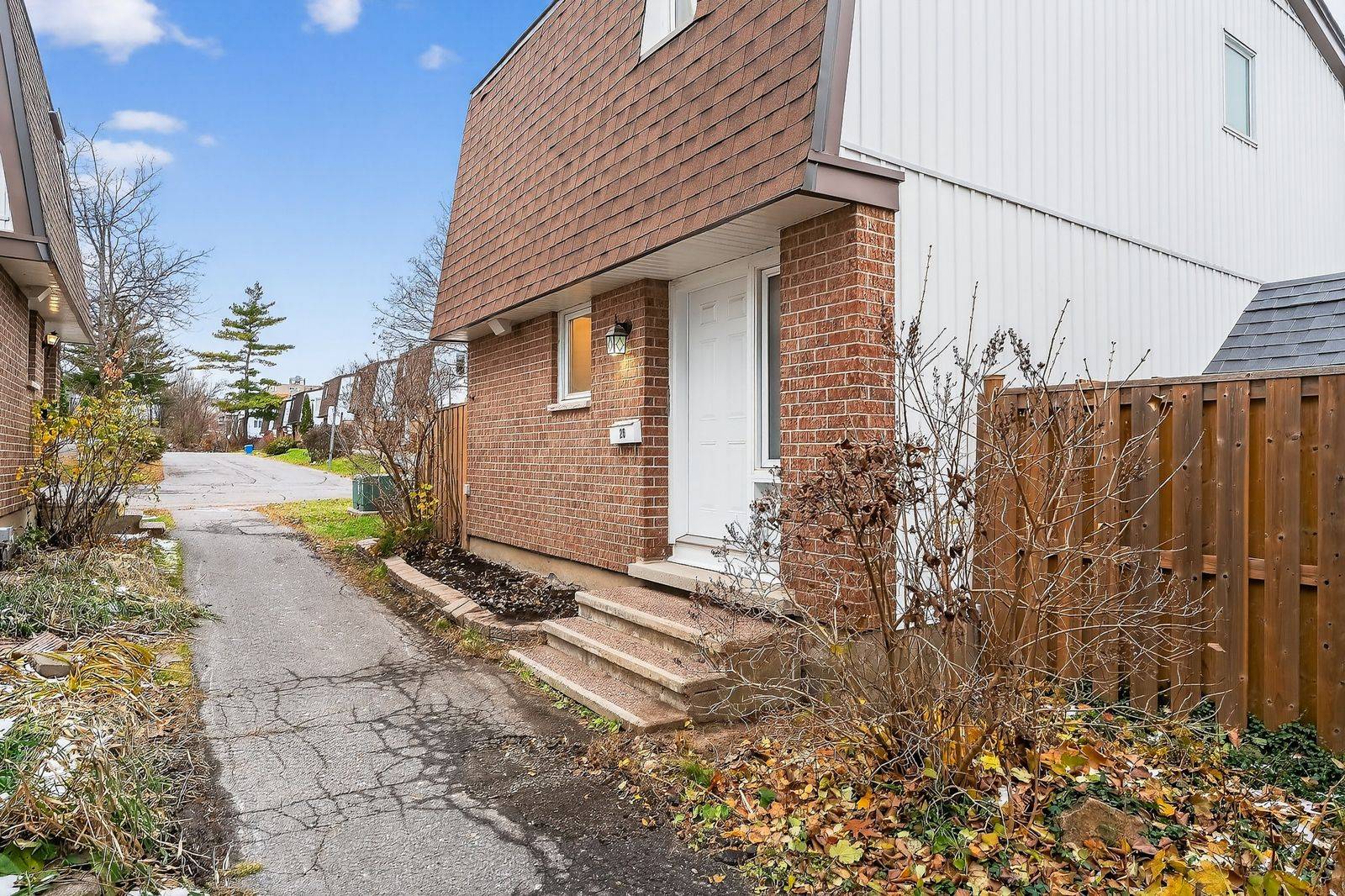 Beacon Hill North - South And Area, ON K1J 7T5,837 EASTVALE DR #26