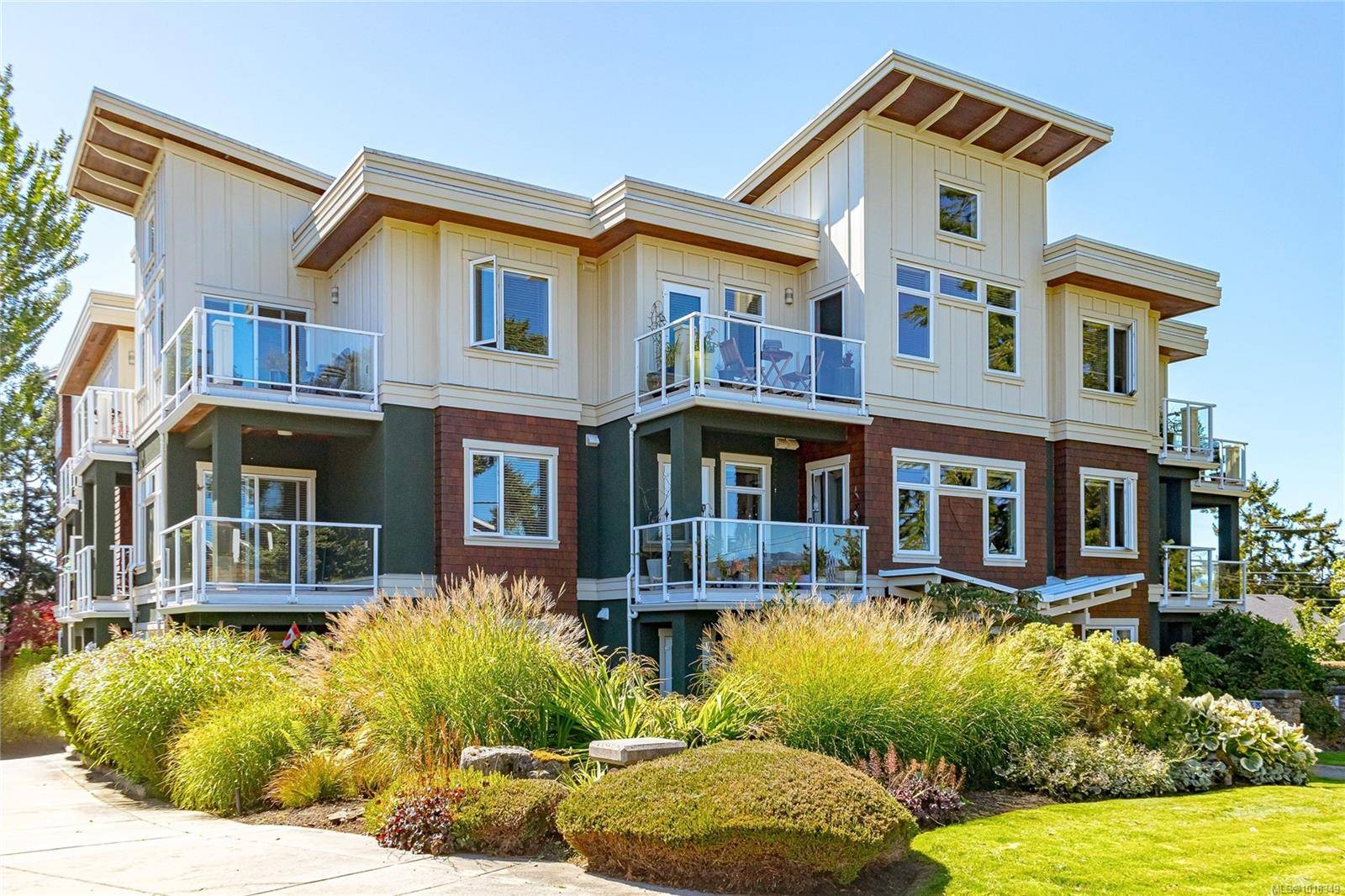 Sidney, BC V8L 2H1,2415 Amherst Ave #204