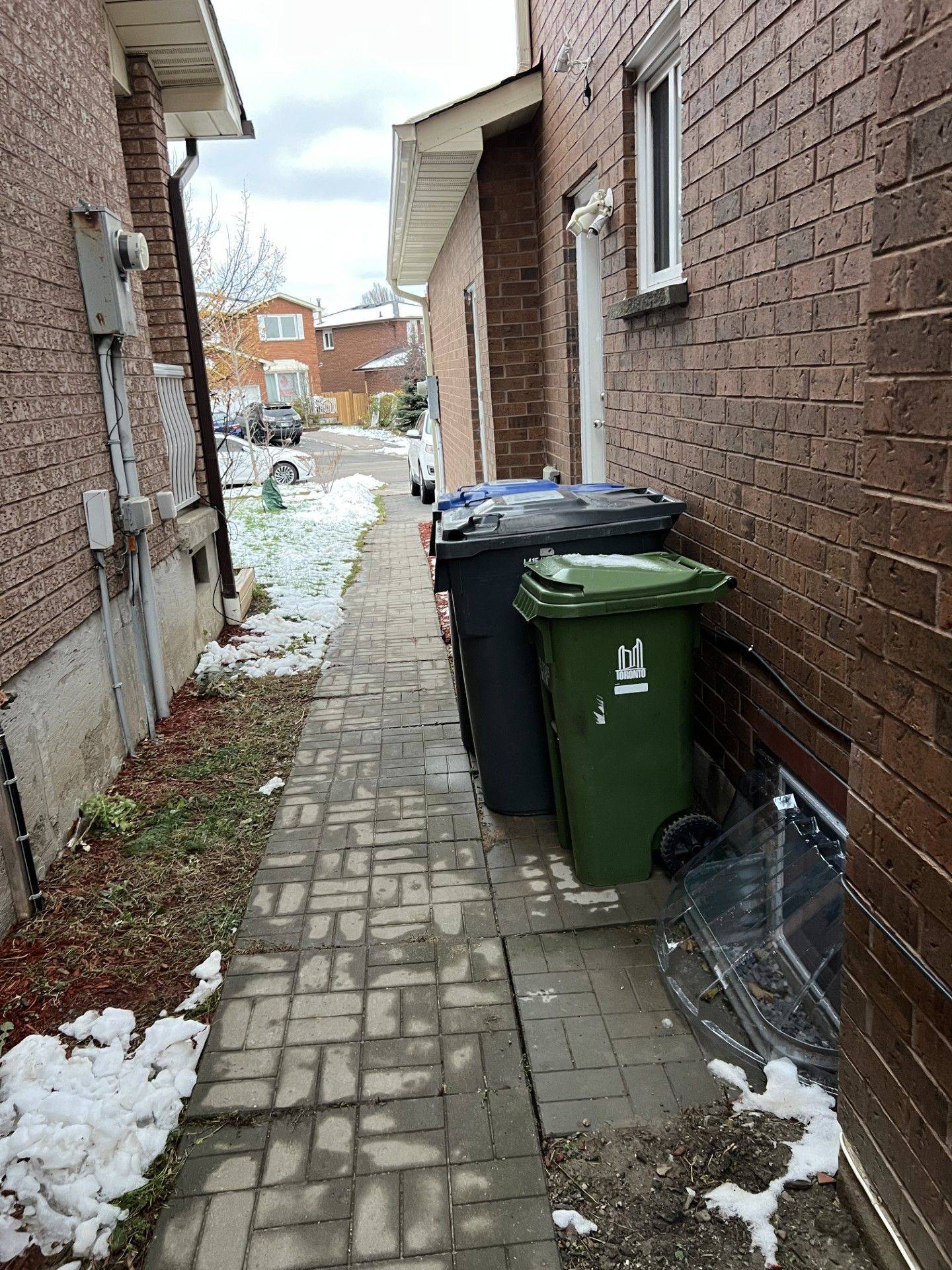 Mississauga, ON L5C 4M4,4260 Wakefield CRES #BSMT