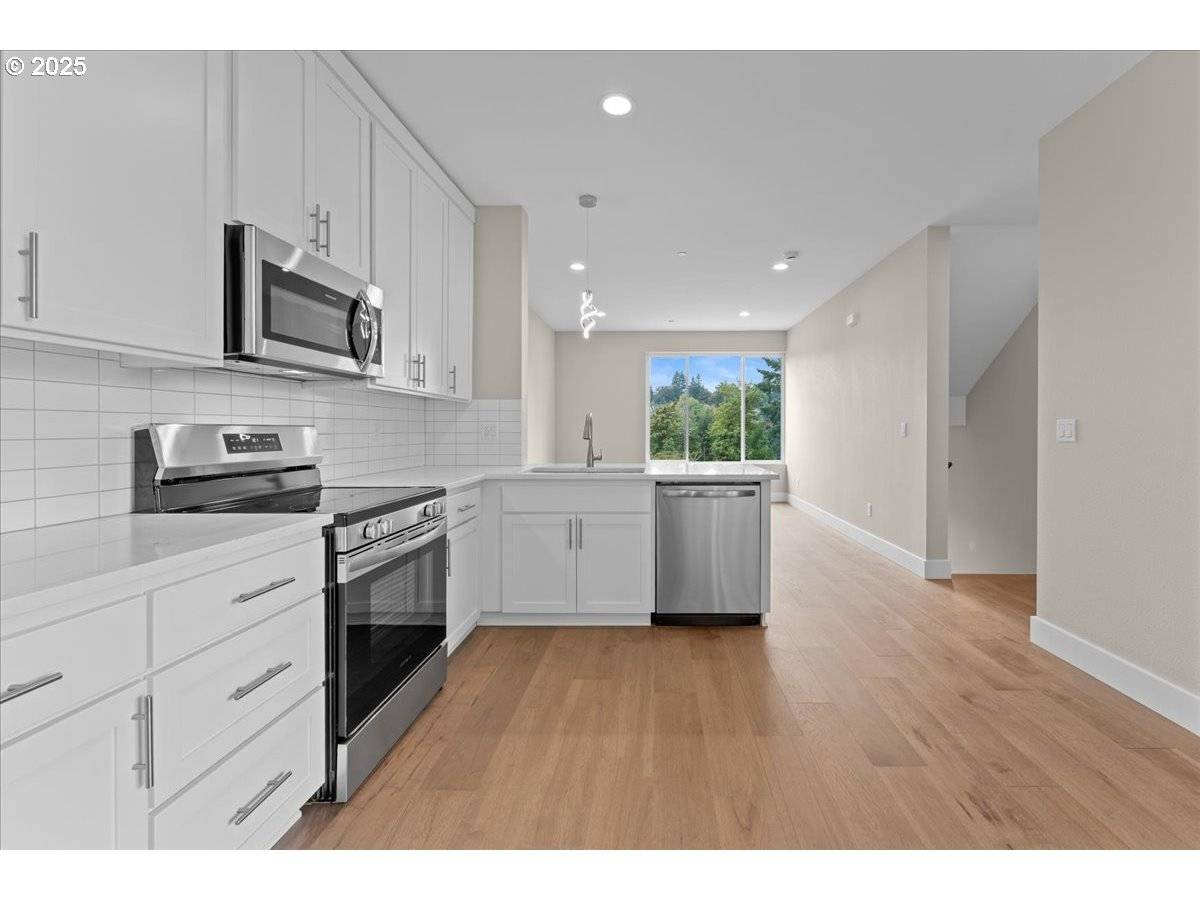 Portland, OR 97219,9818 SW 34th PL