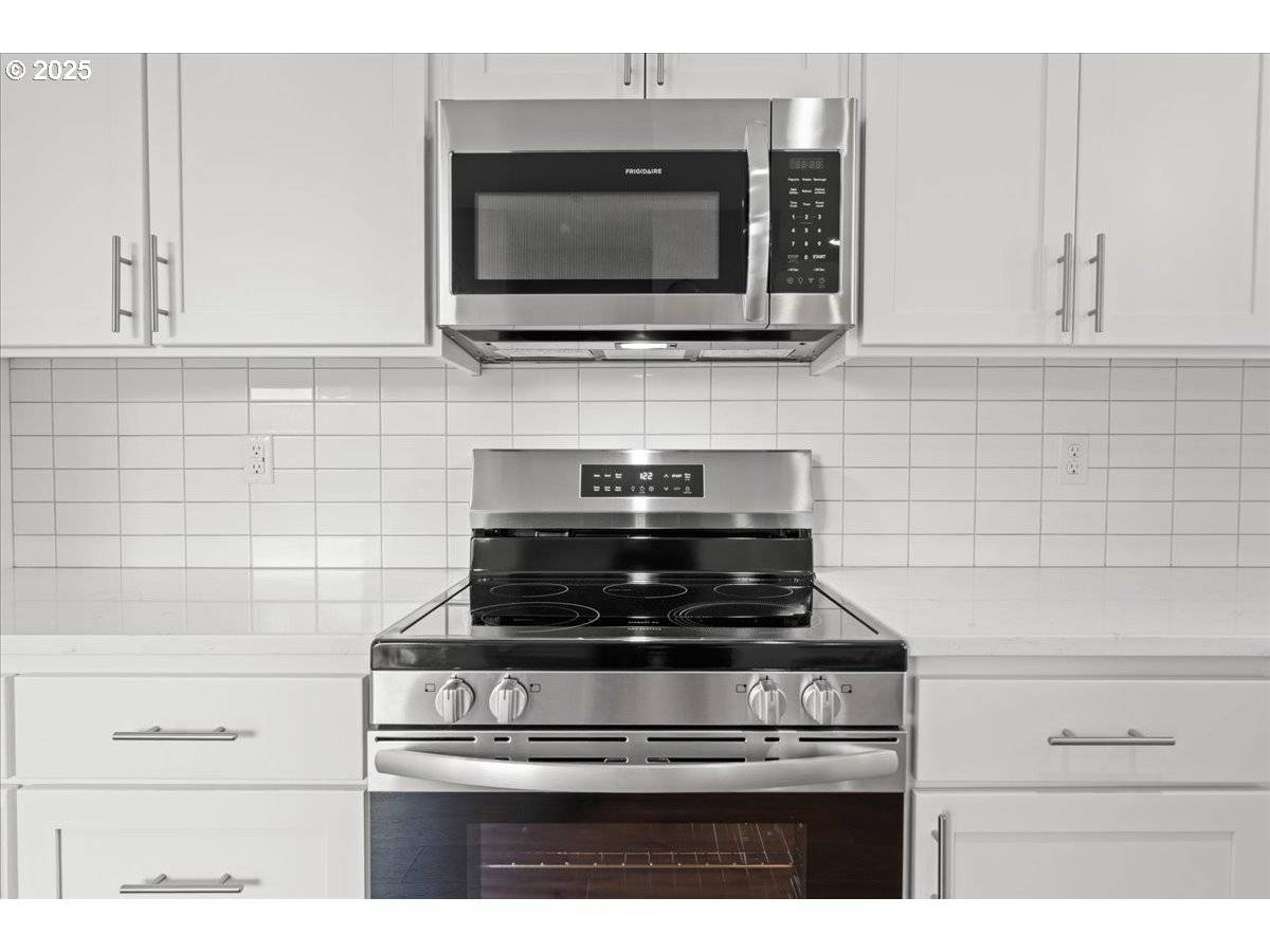 Portland, OR 97219,9818 SW 34th PL