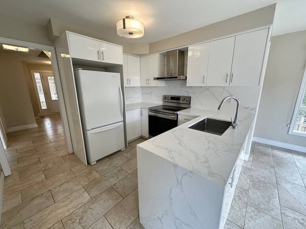 Newmarket, ON L3Y 3G3,102 Hazelwood DR