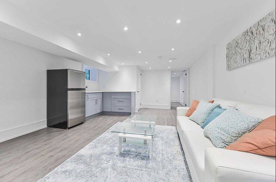 Toronto E01, ON M4L 2X6,8 Kent RD