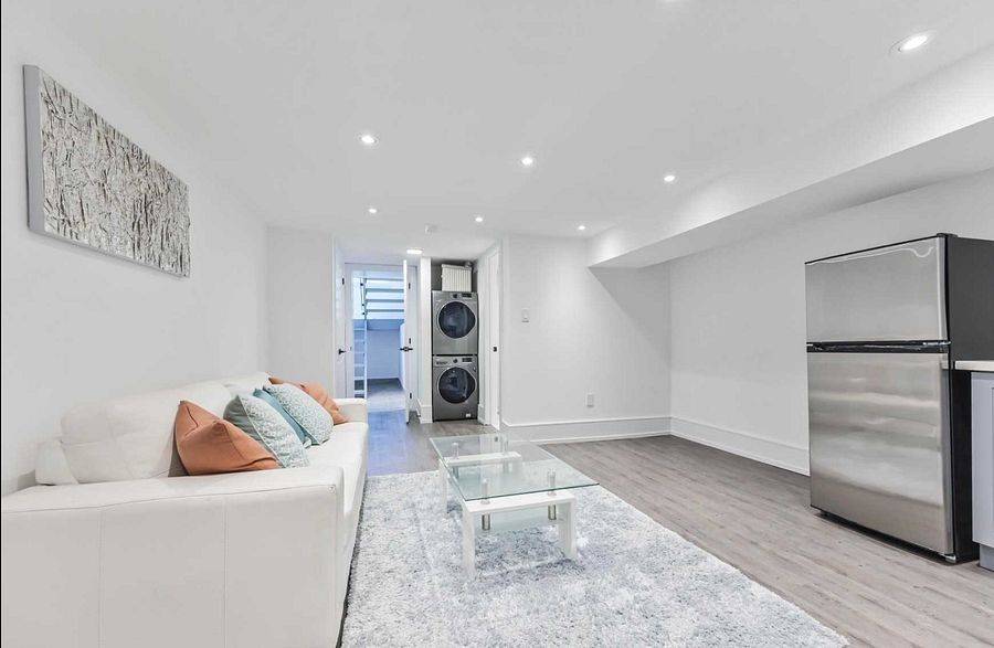 Toronto E01, ON M4L 2X6,8 Kent RD