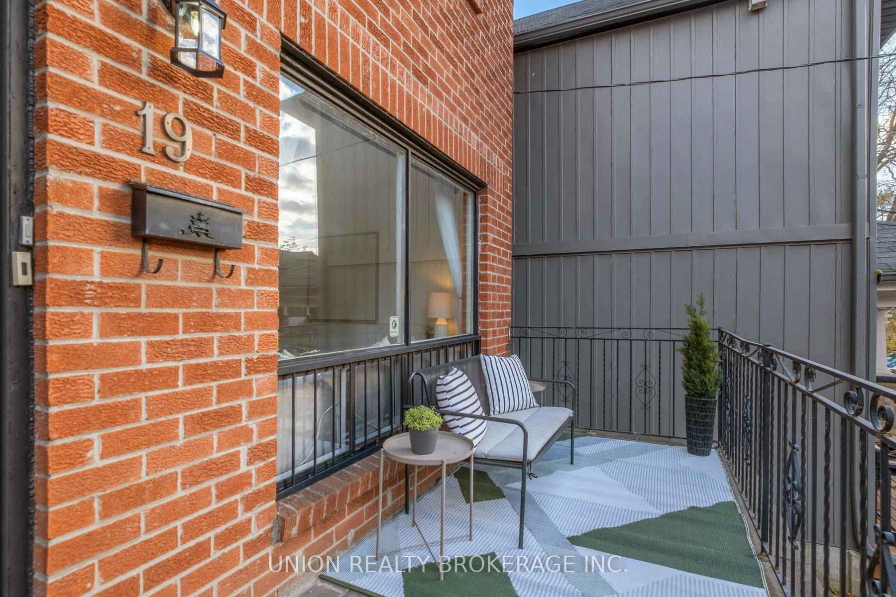 Toronto E01, ON M4L 2Y6,19 Ashdale AVE