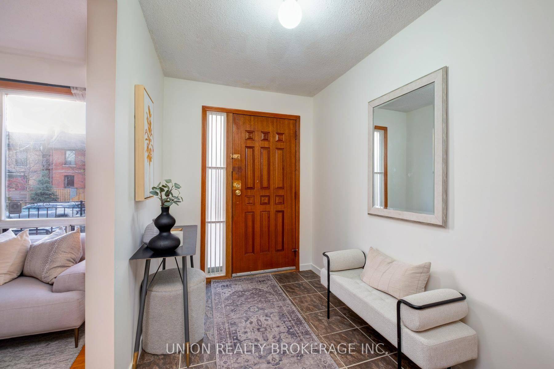 Toronto E01, ON M4L 2Y6,19 Ashdale AVE