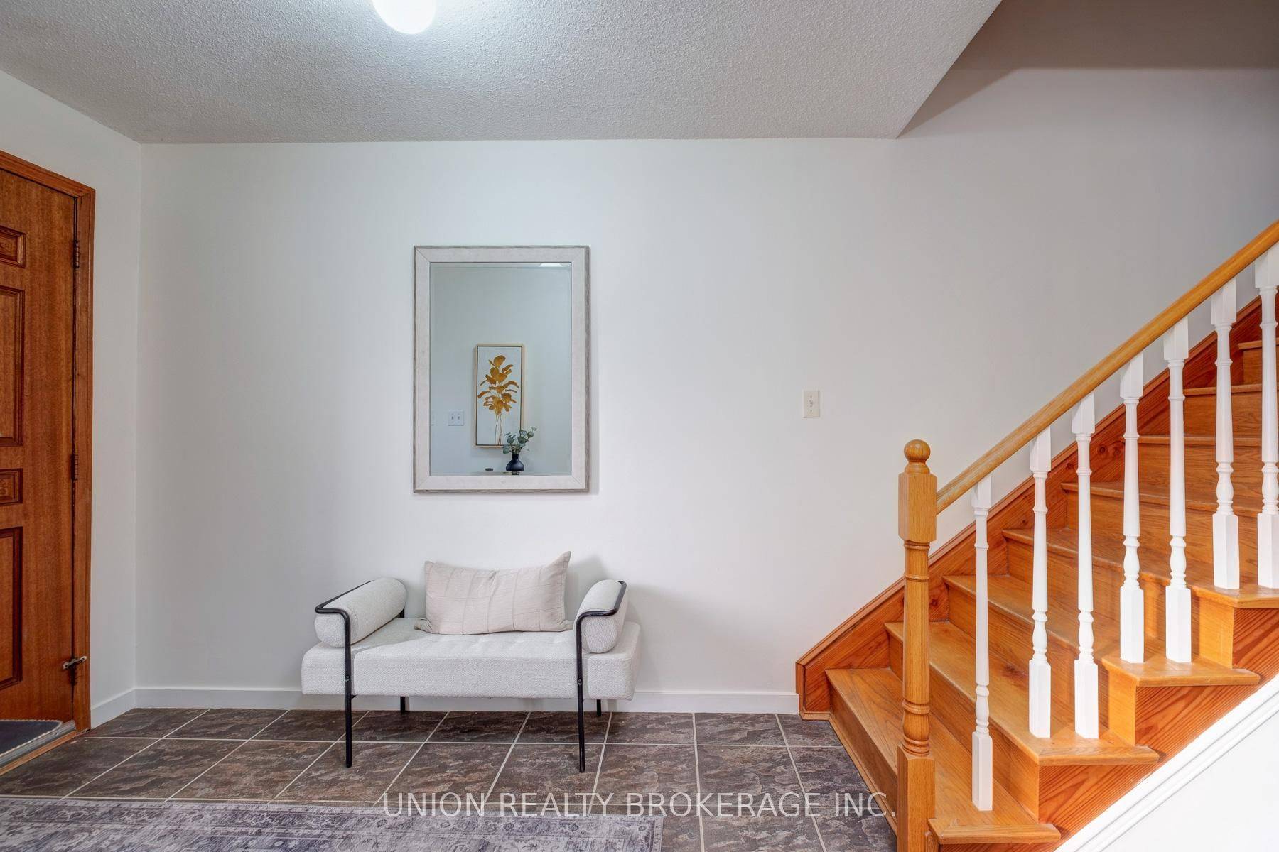 Toronto E01, ON M4L 2Y6,19 Ashdale AVE