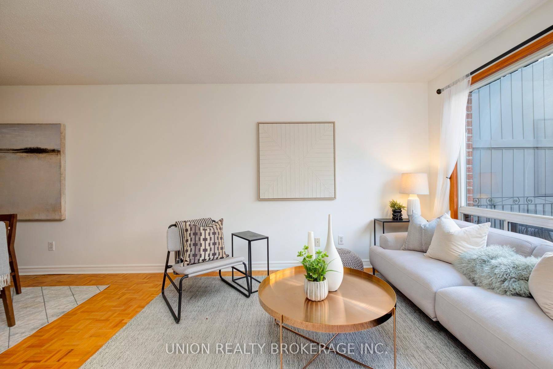 Toronto E01, ON M4L 2Y6,19 Ashdale AVE