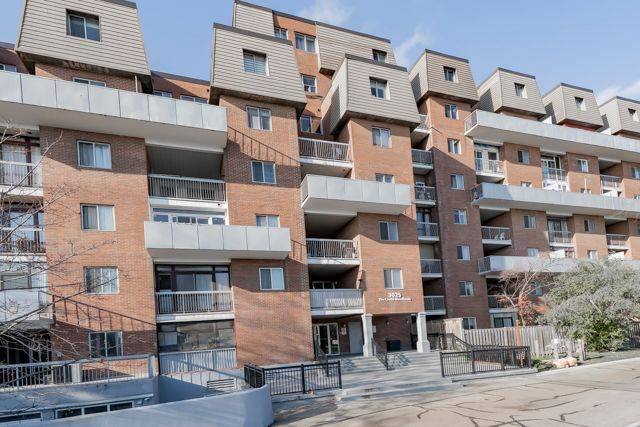 Mississauga, ON L5C 2V3,3025 The Credit Woodlands DR #226