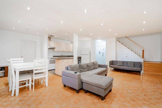 Mississauga, ON L5C 2V3,3025 The Credit Woodlands DR #226