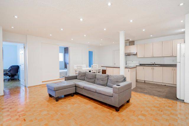 Mississauga, ON L5C 2V3,3025 The Credit Woodlands DR #226