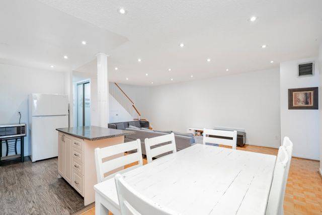 Mississauga, ON L5C 2V3,3025 The Credit Woodlands DR #226