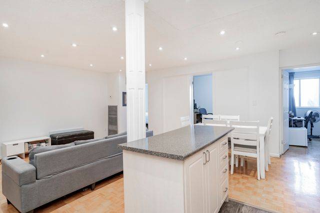 Mississauga, ON L5C 2V3,3025 The Credit Woodlands DR #226