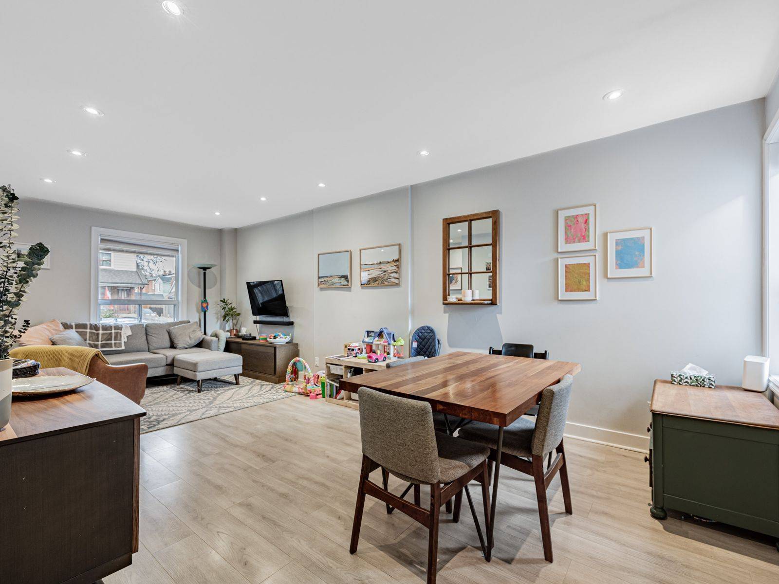 Toronto E03, ON M4C 1Z8,263 Springdale BLVD