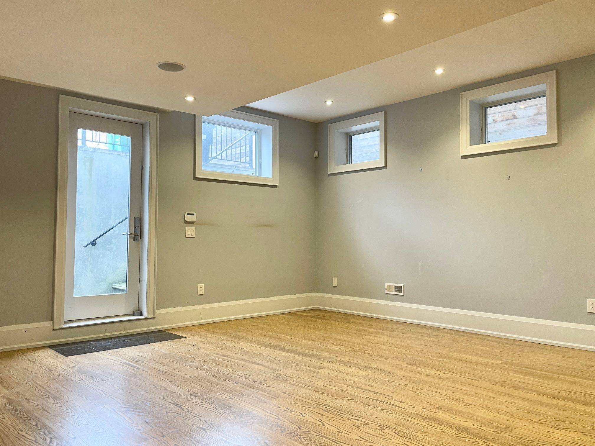 Mississauga, ON L5G 1N9,597 Montbeck CRES #Lower