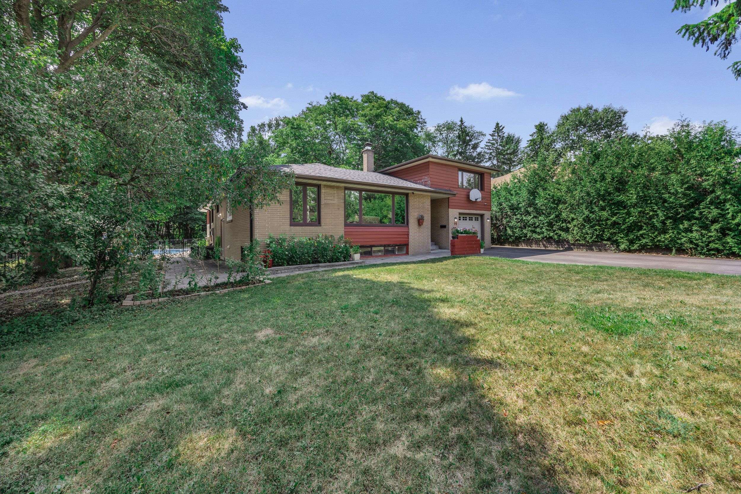 Toronto C13, ON M3B 2P4,19 Talwood DR