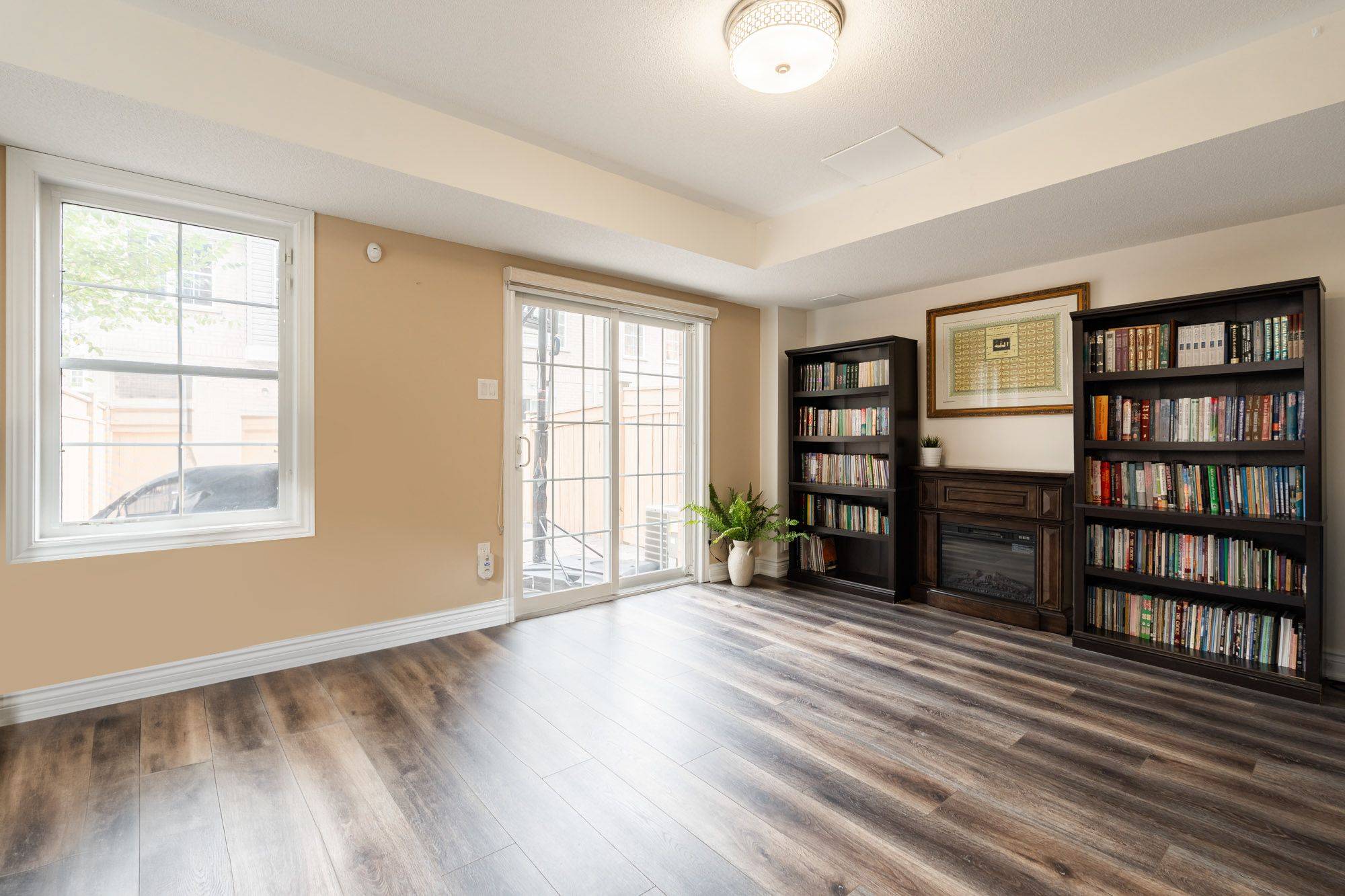 Toronto E09, ON M1P 0A4,38 Archibald Mews