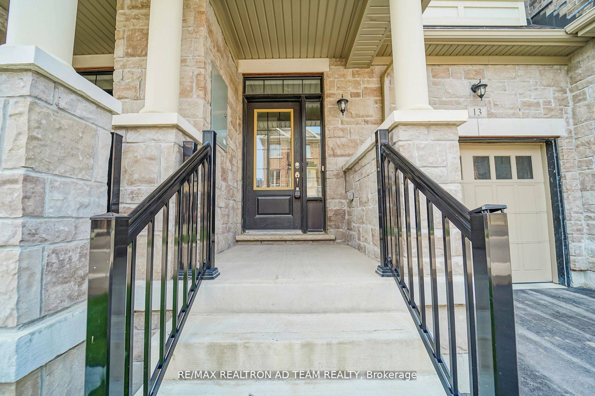 Whitby, ON L1P 0K2,13 Hallmark WAY