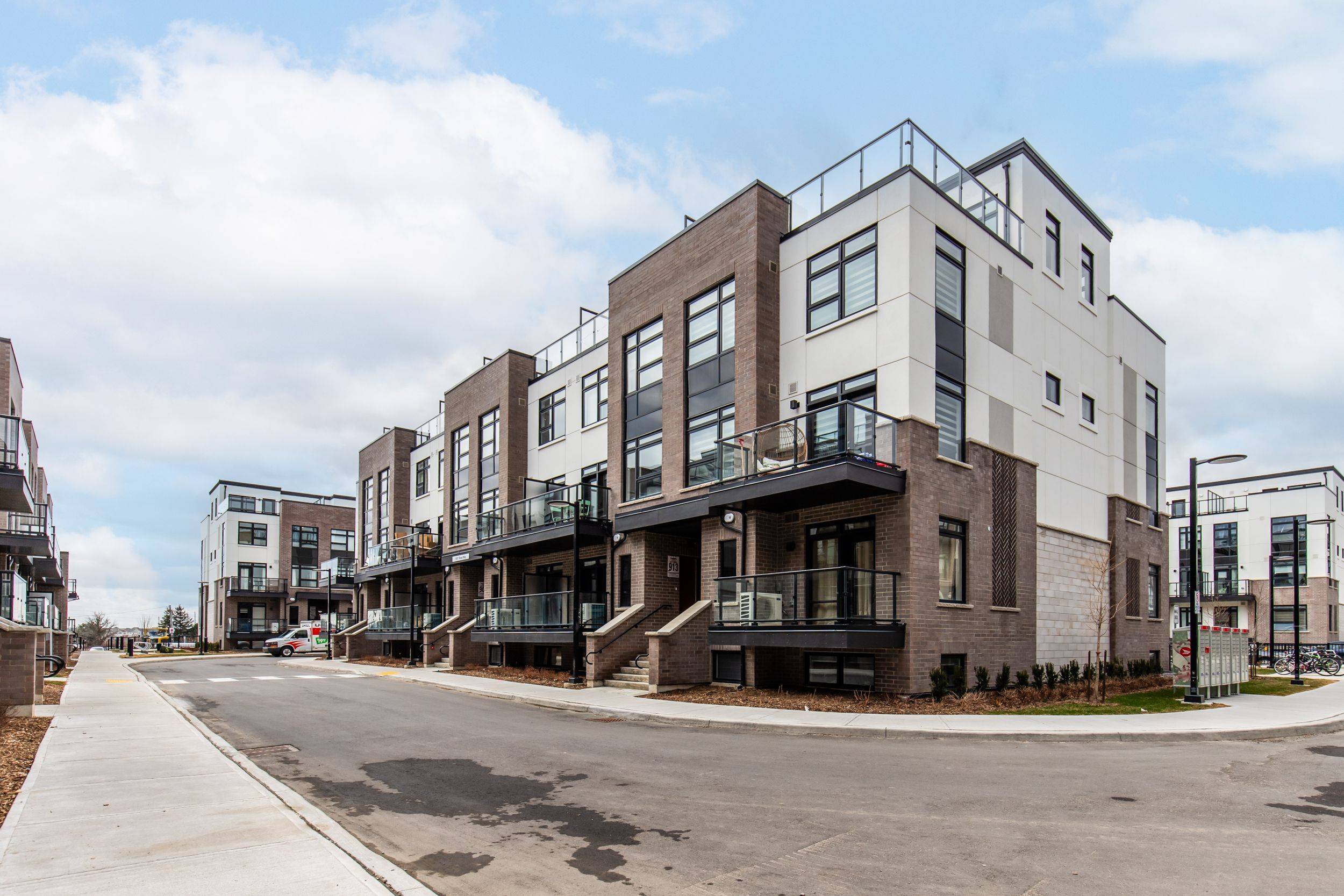 Milton, ON L9E 1N4,1597 Rose WAY #112