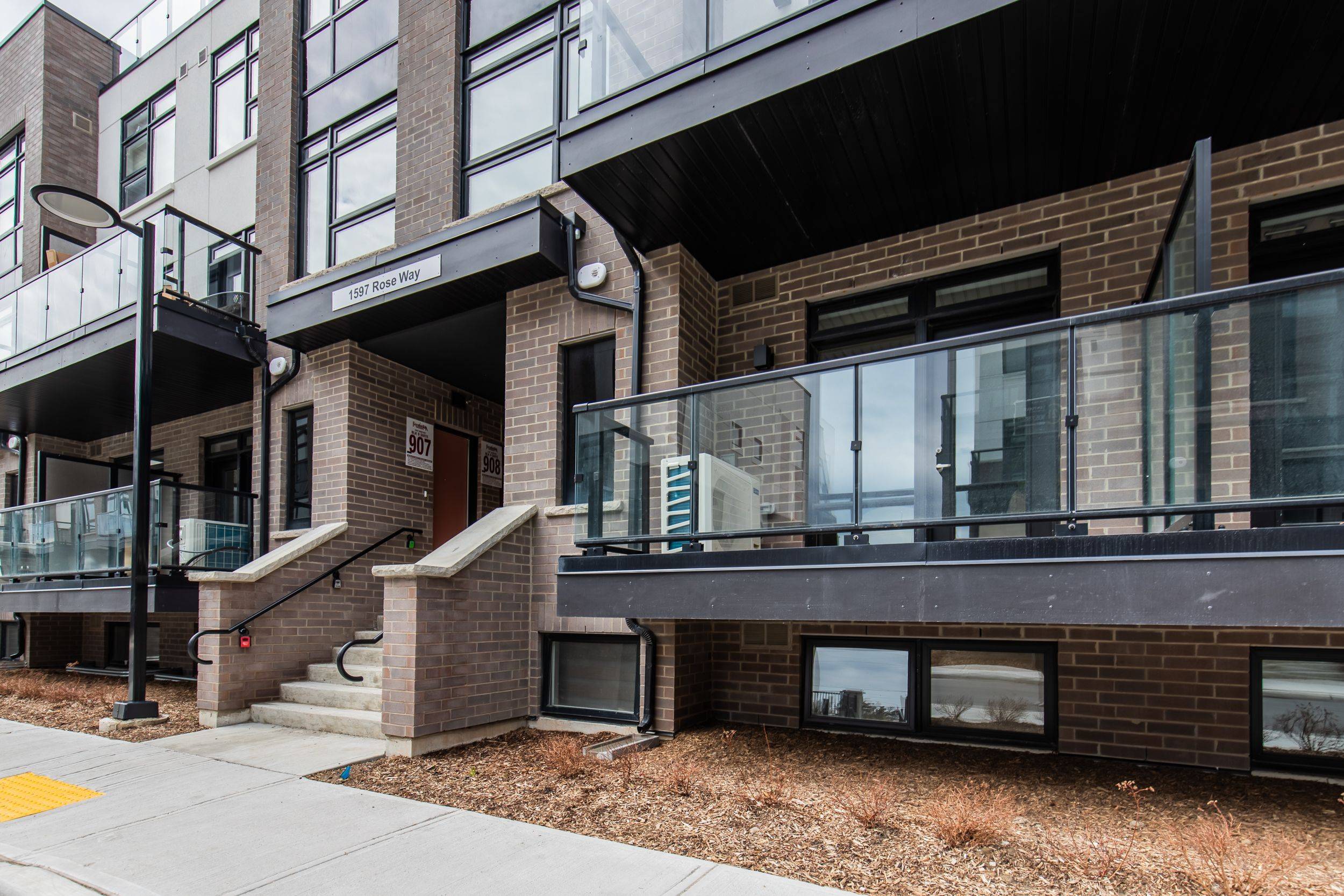 Milton, ON L9E 1N4,1597 Rose WAY #112