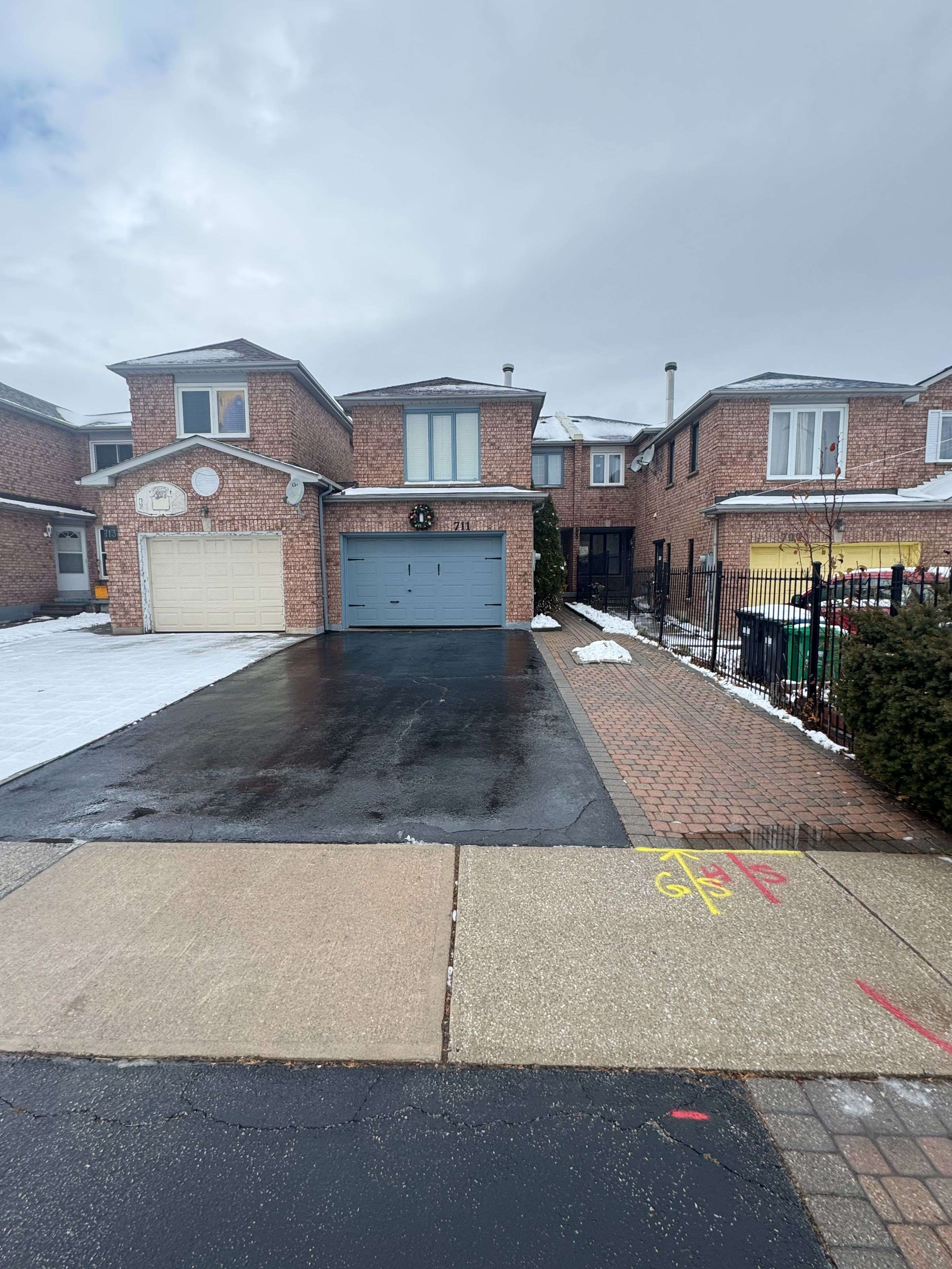 Mississauga, ON L5R 3N8,711 Ashprior AVE