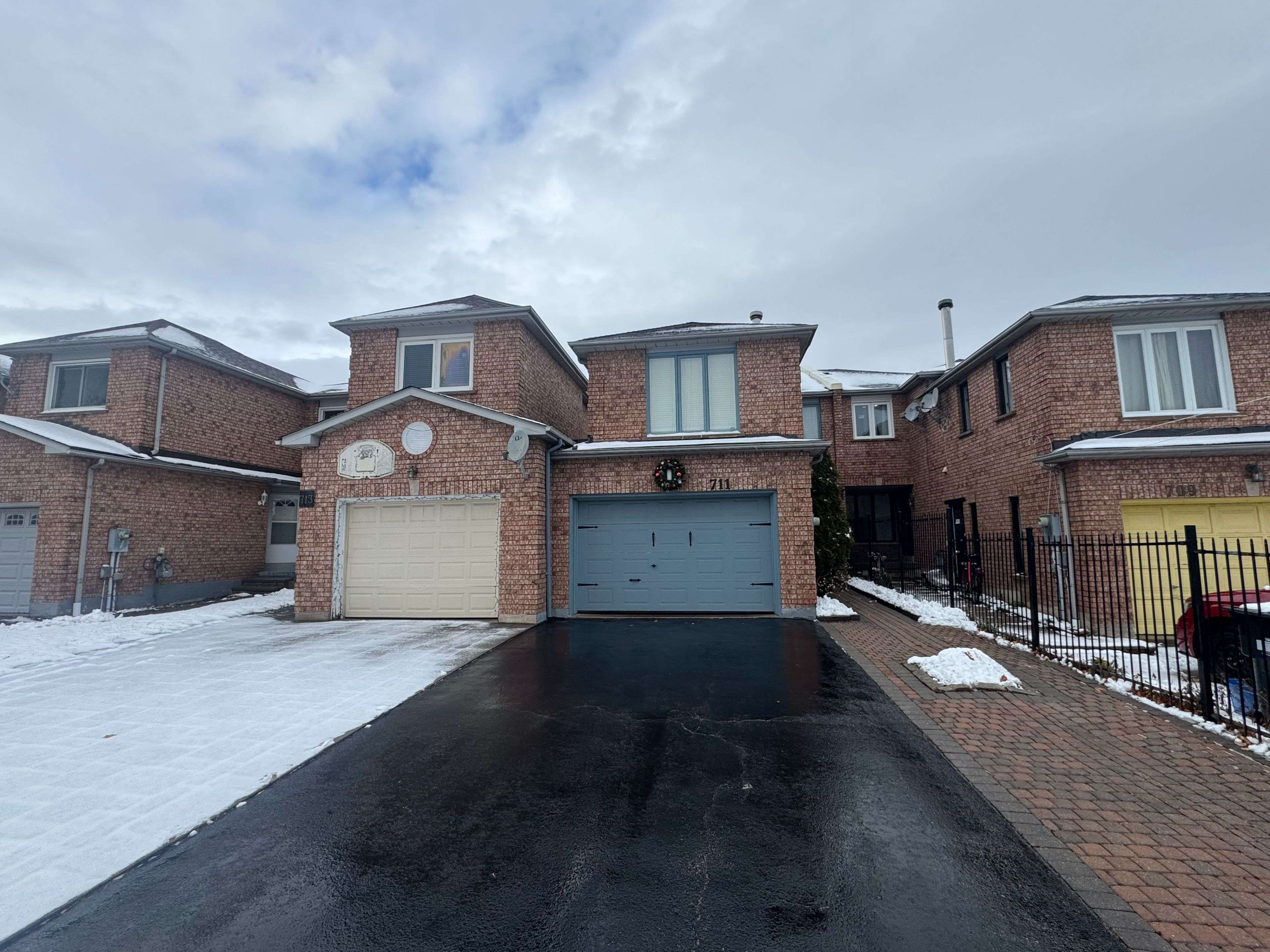 Mississauga, ON L5R 3N8,711 Ashprior AVE