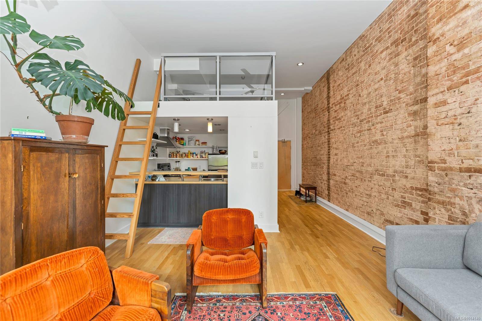 Victoria, BC V8W 1K8,562 Yates St #203