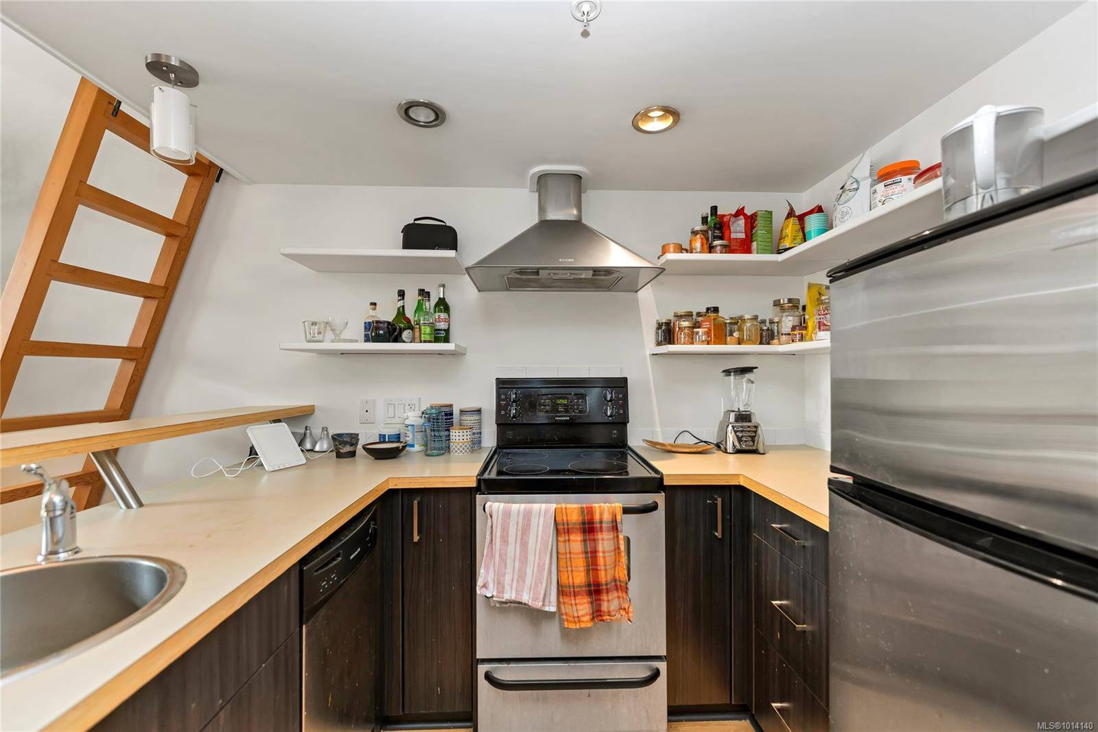 Victoria, BC V8W 1K8,562 Yates St #203