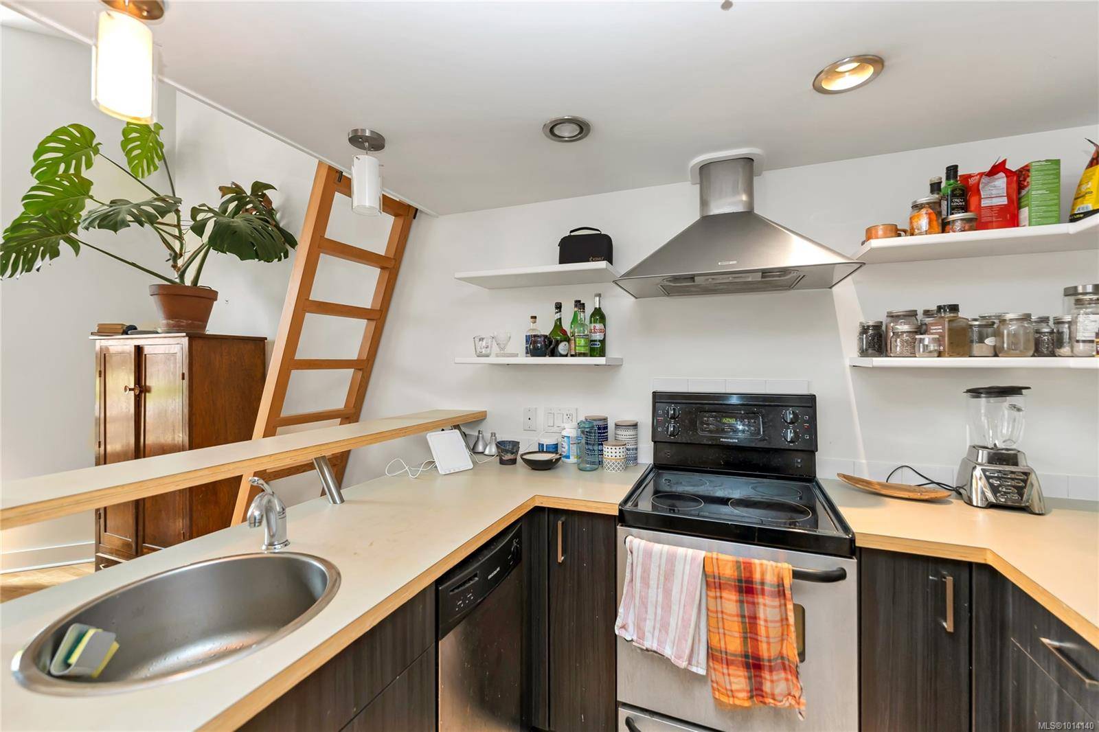 Victoria, BC V8W 1K8,562 Yates St #203