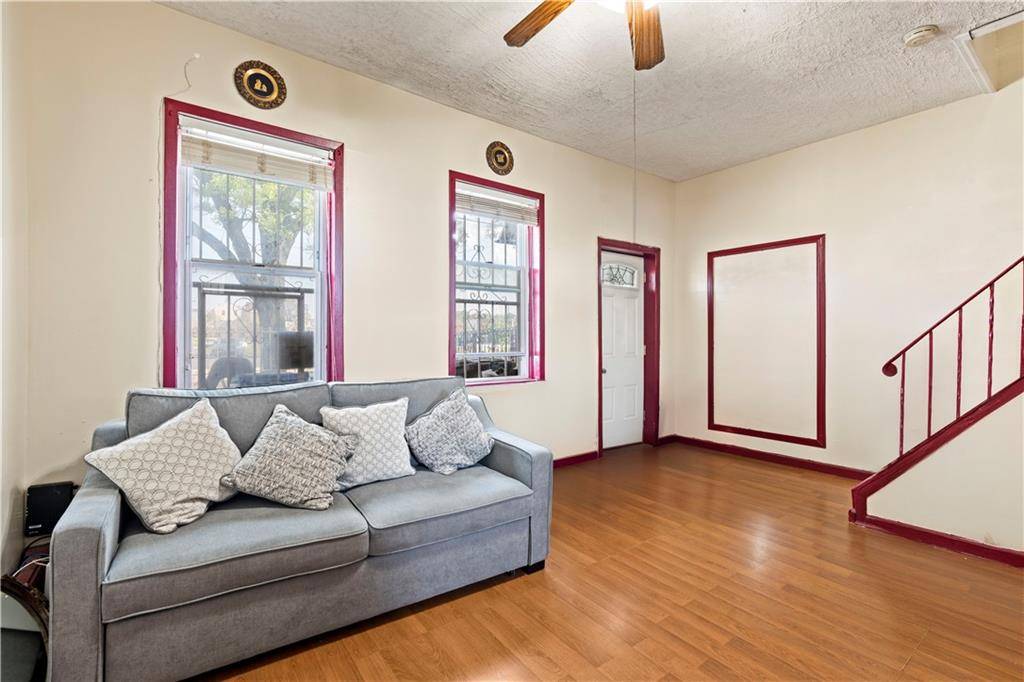 Staten  Island, NY 10305,111 Chestnut AVE