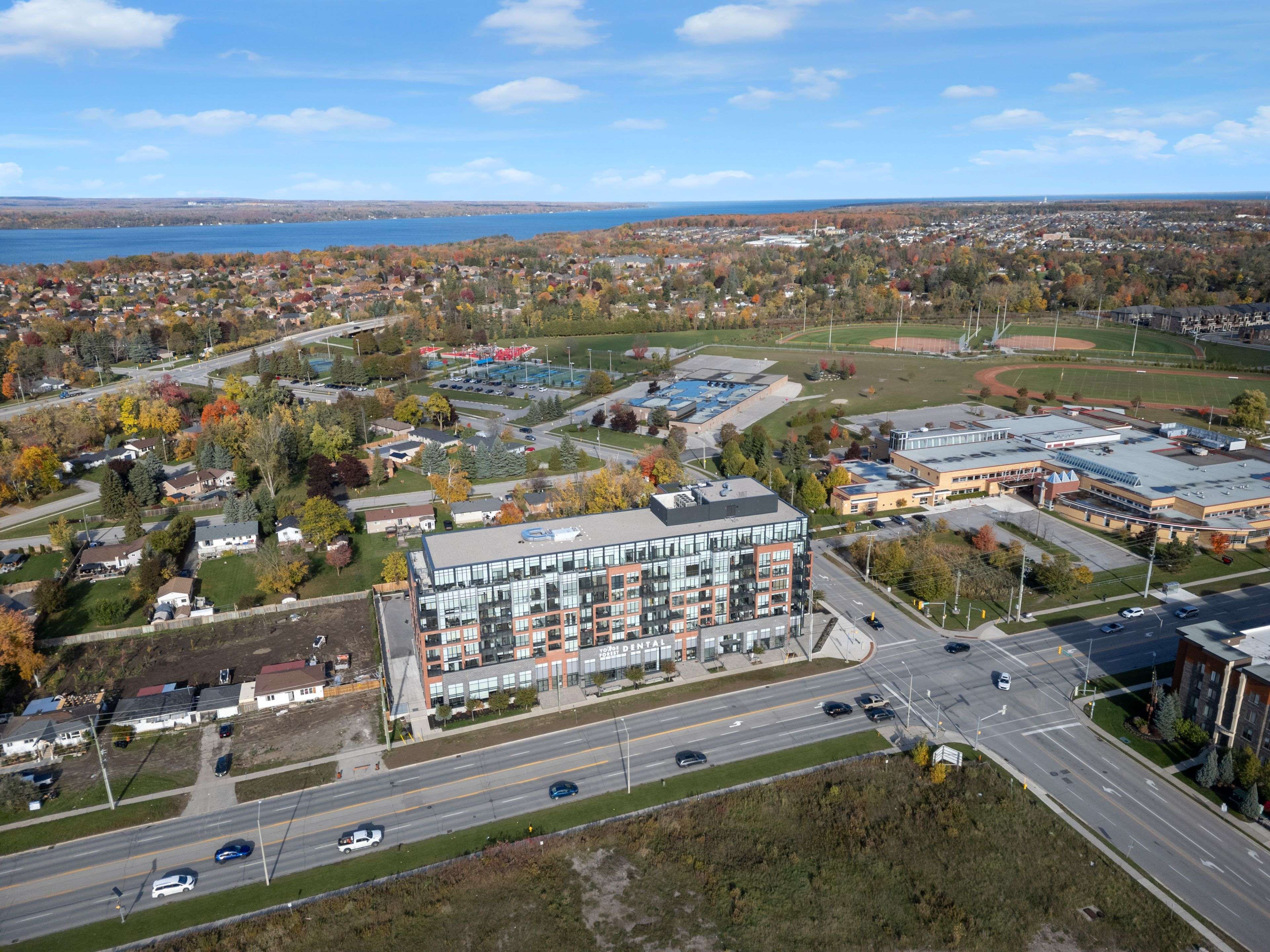 Barrie, ON L9J 0K1,681 Yonge ST #PH719