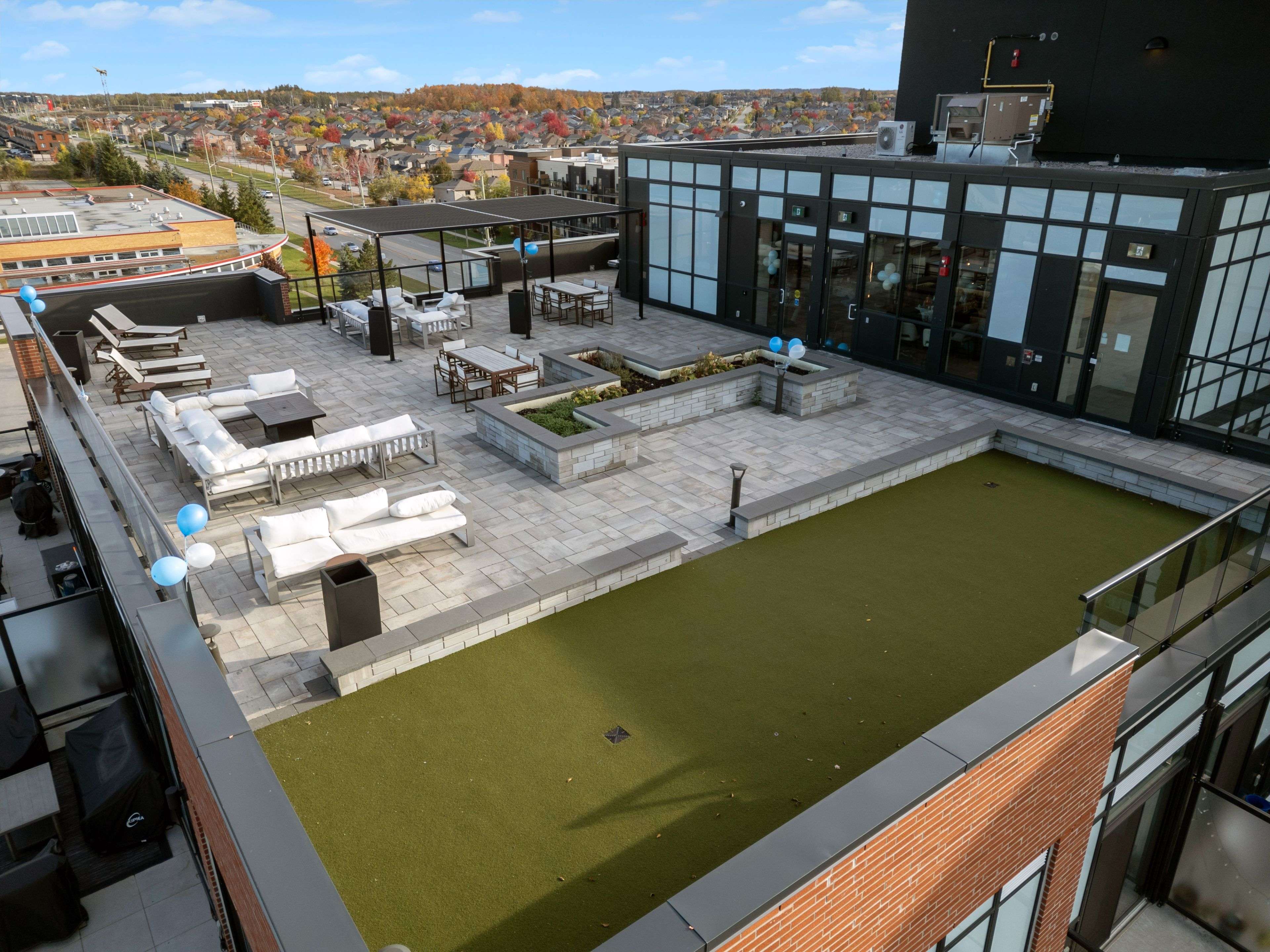 Barrie, ON L9J 0K1,681 Yonge ST #PH719