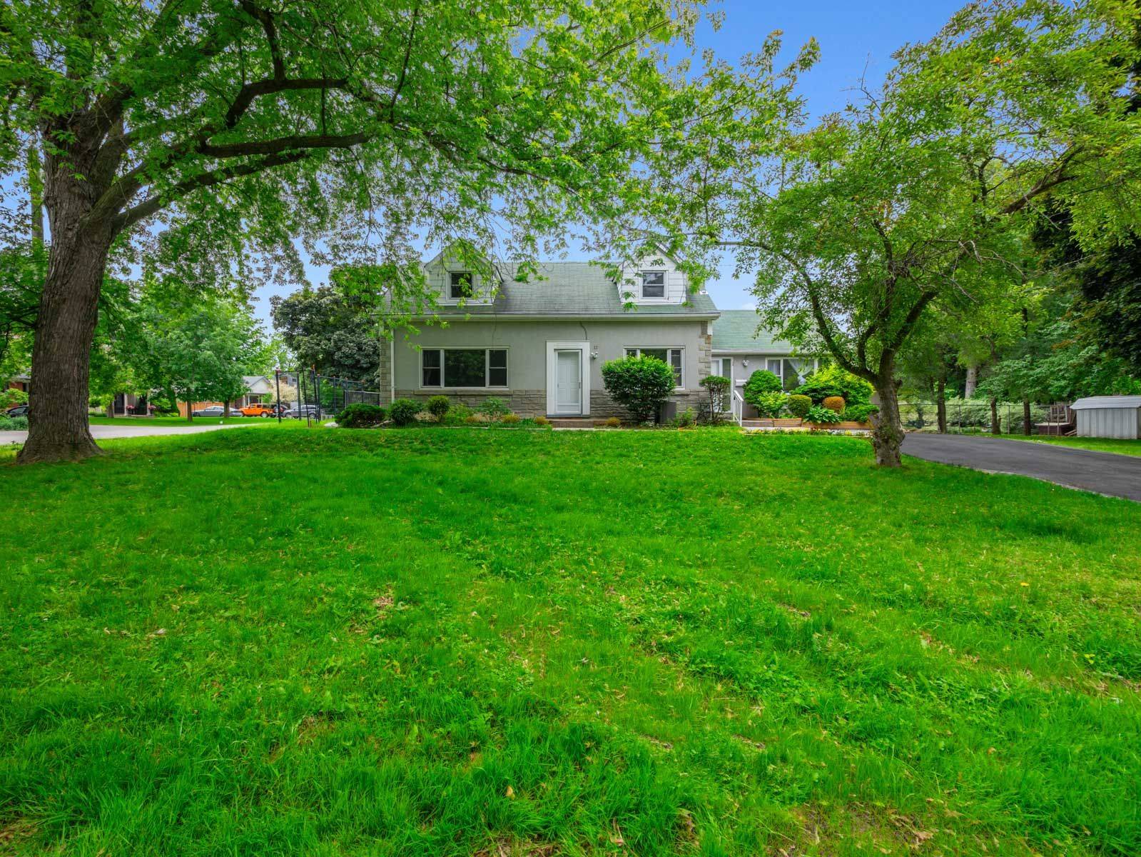 Toronto W10, ON M9V 2S6,12 Gibson AVE