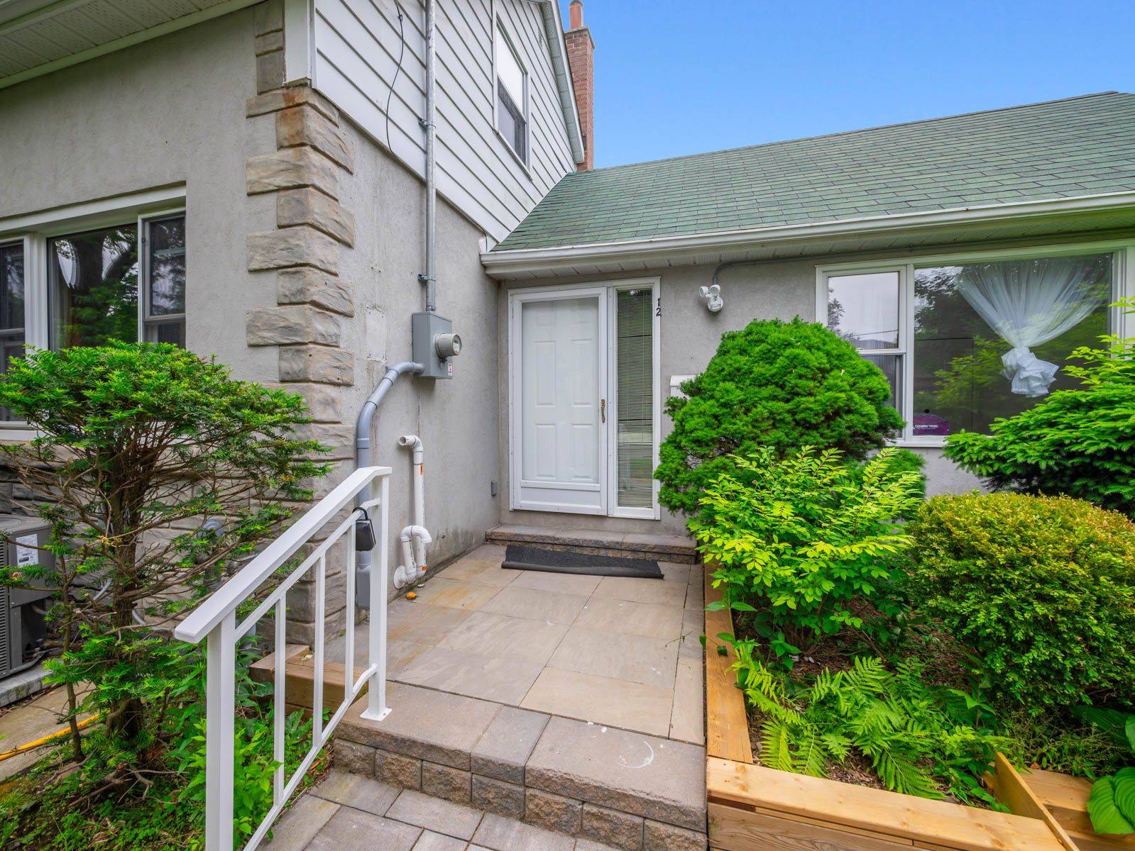 Toronto W10, ON M9V 2S6,12 Gibson AVE