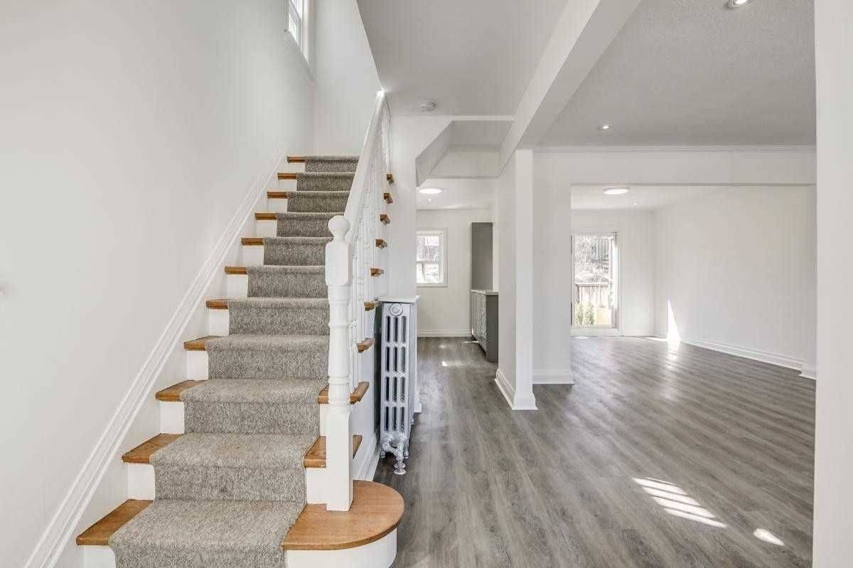 Toronto C10, ON M4G 3C4,1738 Bayview AVE