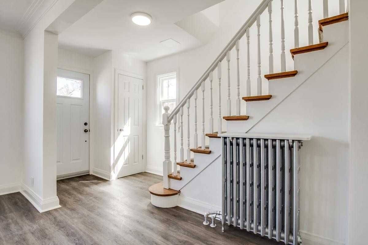 Toronto C10, ON M4G 3C4,1738 Bayview AVE