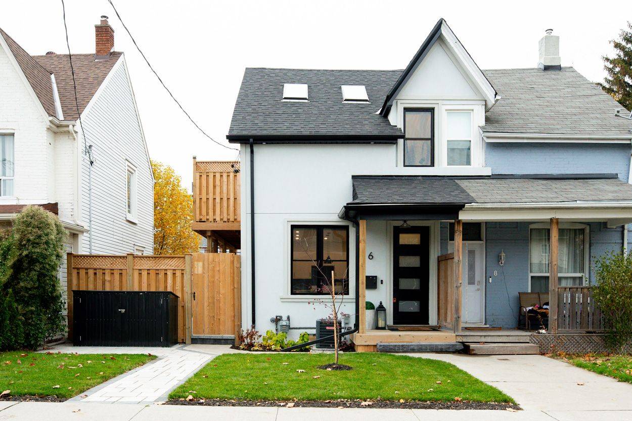 Toronto E02, ON M4C 5E3,6 Luttrell AVE #2nd Floor