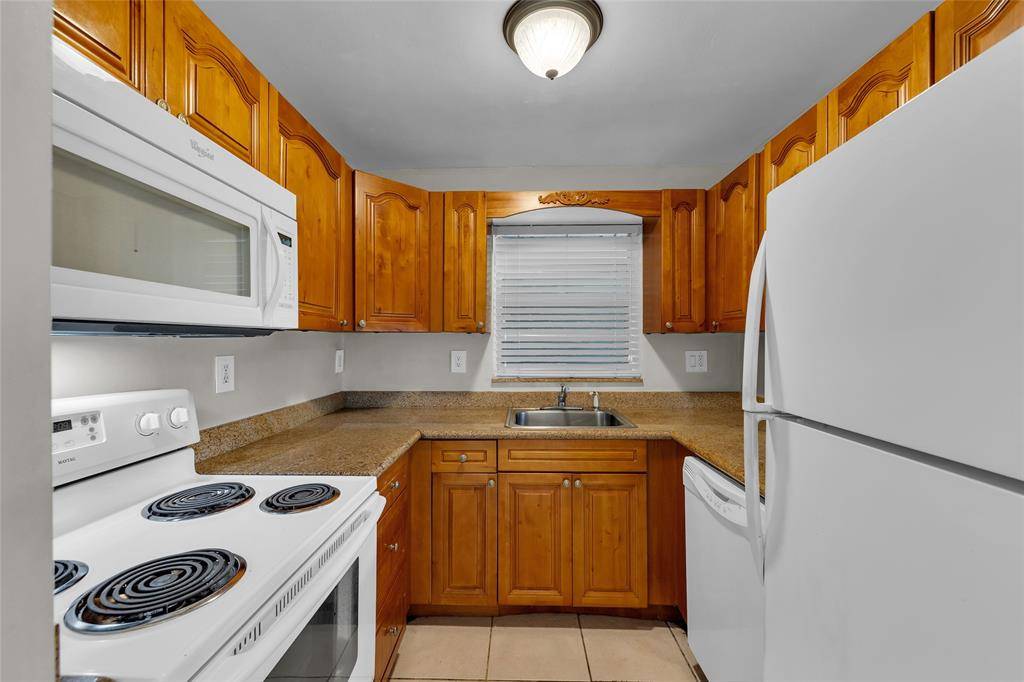 Lighthouse Point, FL 33064,2201 NE 36th St #205