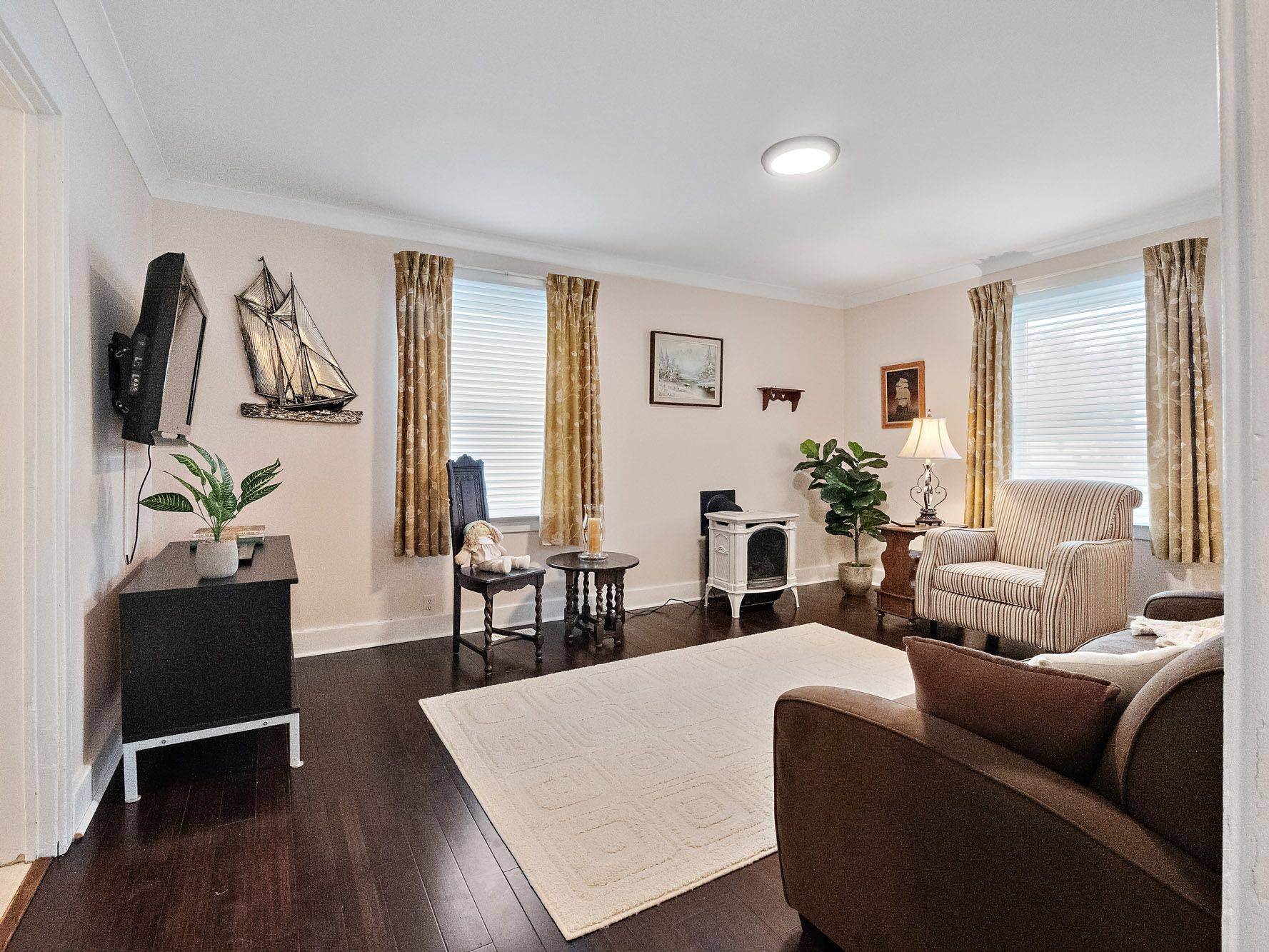 Fort Erie, ON L2A 2M2,207 Gilmore RD