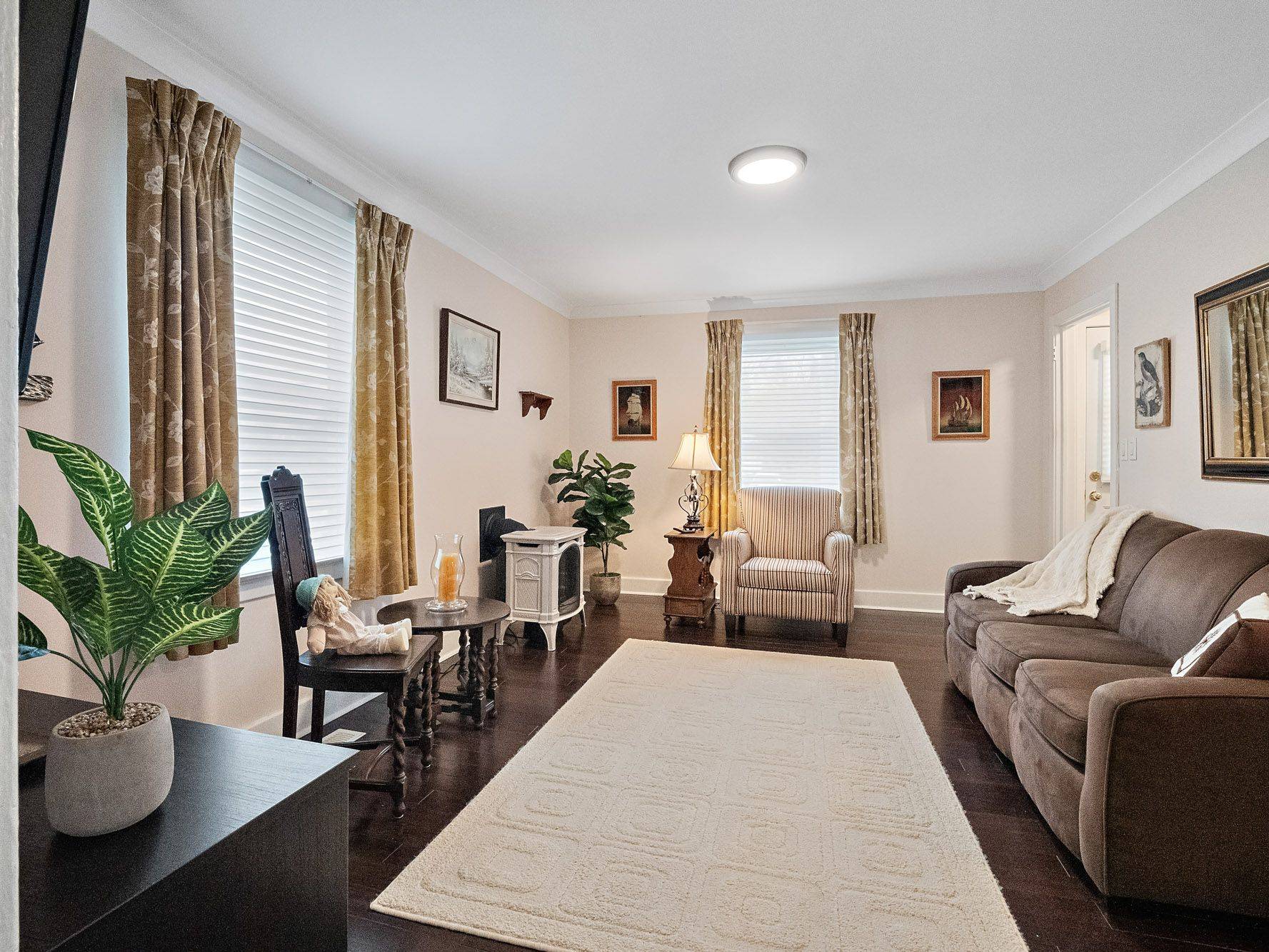 Fort Erie, ON L2A 2M2,207 Gilmore RD